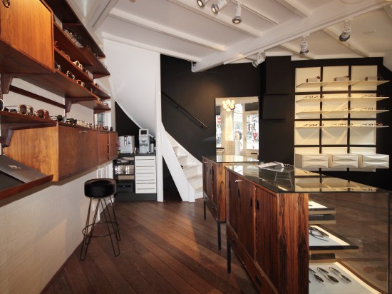 Natural wood enhances frame display at Hall of Frame Utrecht